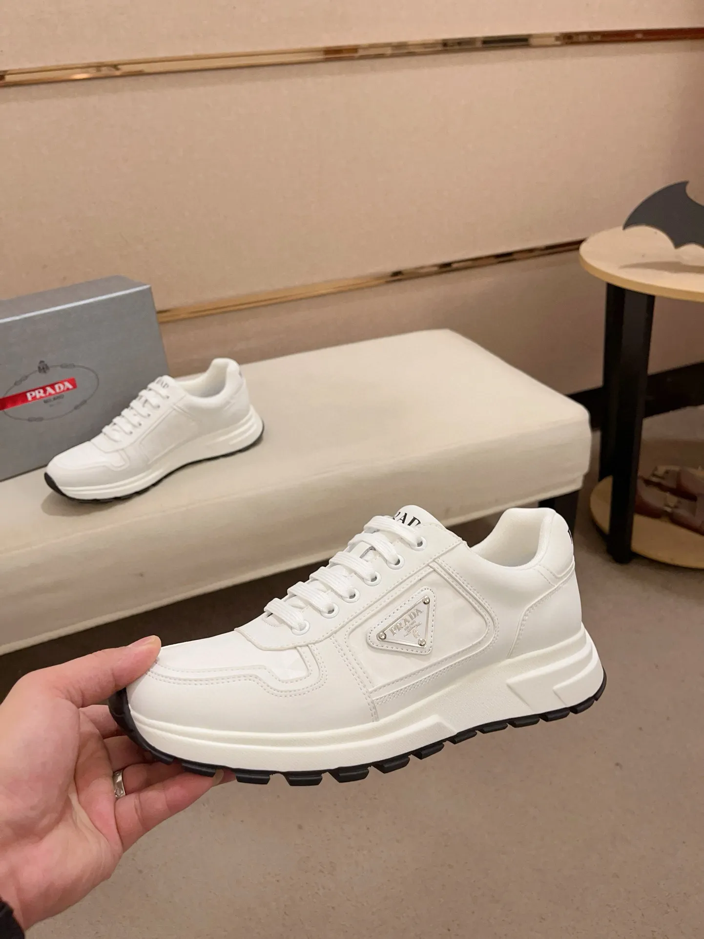 Men's shoes 💰 580 💰 (high version) new Prada (Prada) high-top counters are launched simultaneously, new men's shoes, 😘fabrics are selected from waterproof technical cloth. First layer cowhide lining. 👍🏿Original molded anti-slip rubber outsole, with exquisite lines, simple and elegant, comfortable and high-end for leisure travel. Number of yards: 38 to 44. (Can be customized for 45.46.)